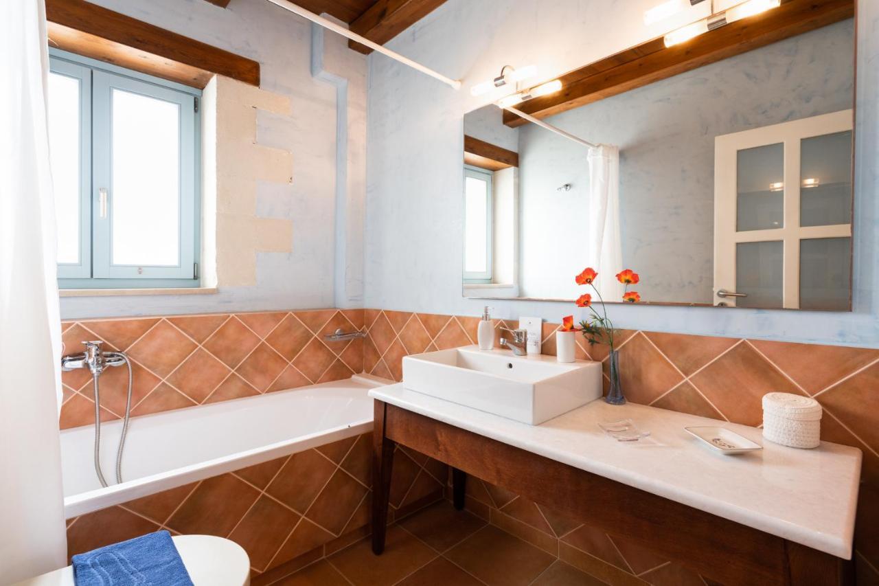 Beachfront Villa Turquoise With Private Pool, Bbq And Ping Pong Table Chania  Exteriör bild